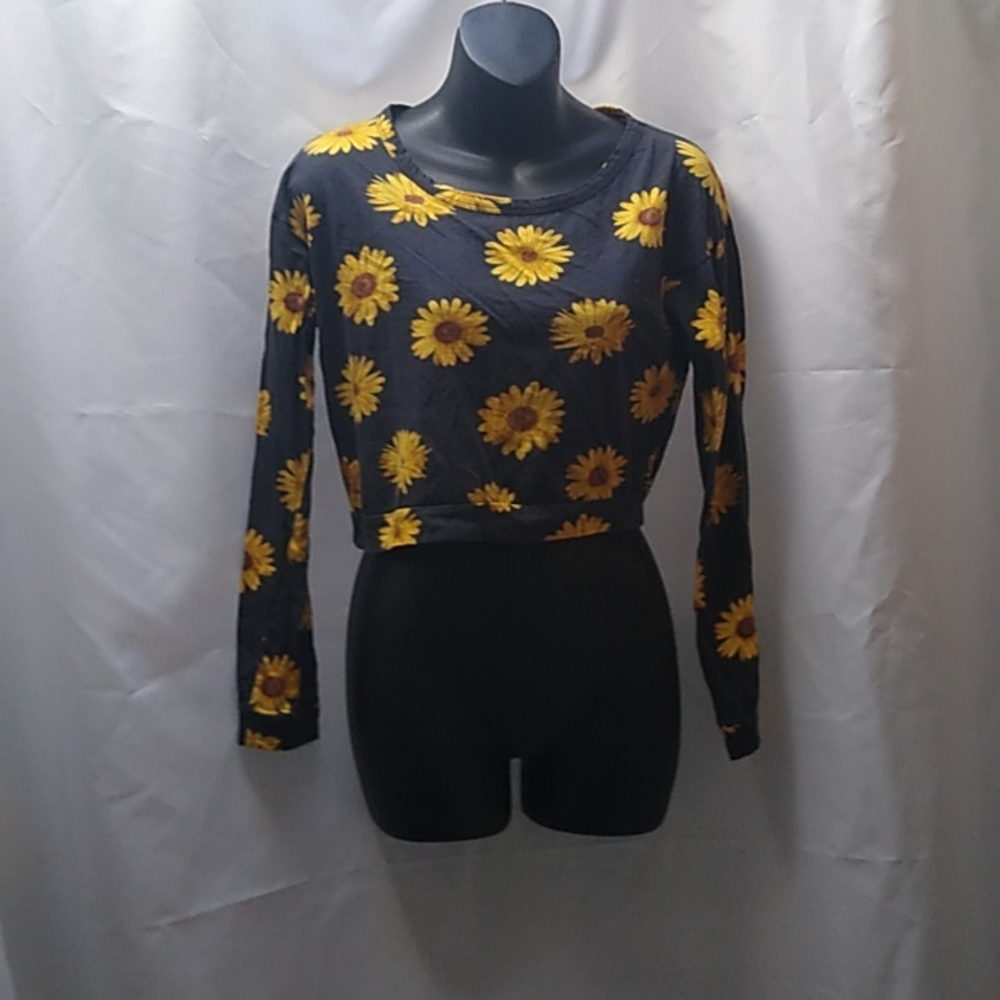 Wet seal Navy blue crop top with sunflowers on it